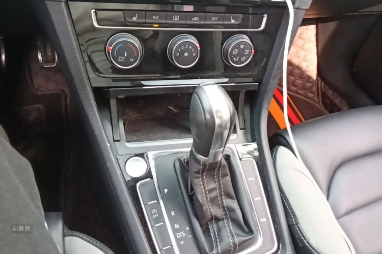 Volkswagen Golf 2019 car image #16