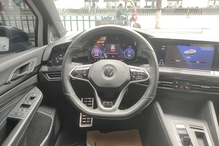 Volkswagen Golf 2023 car image #11