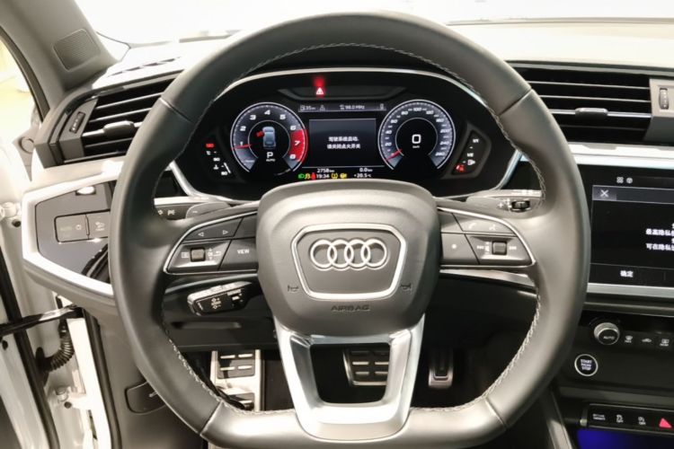Audi Q3 2024 car image #11