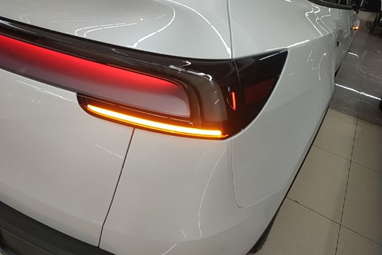 Tesla Model Y 2025 car image #8