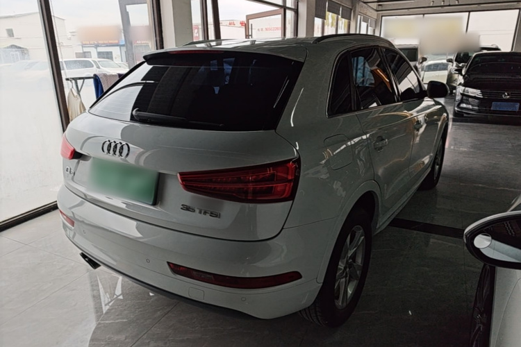Audi Q3 2018 car image #7