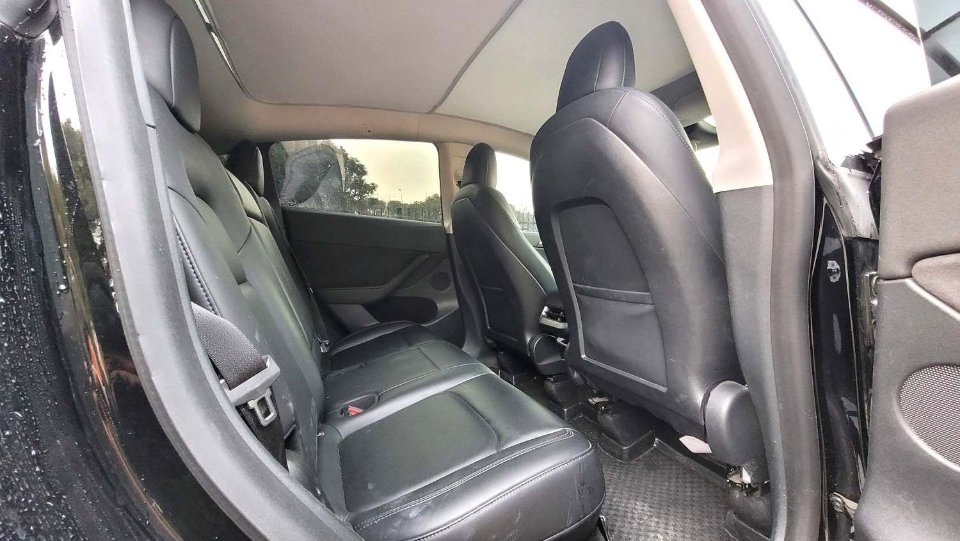 Tesla Model Y 2021 car image #11