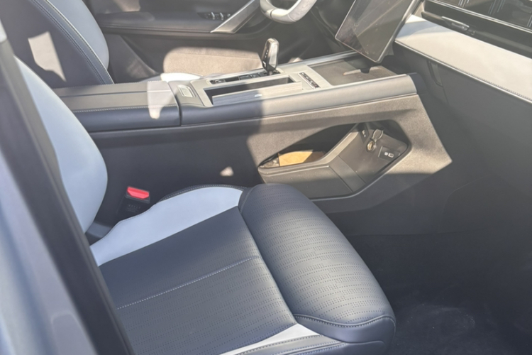 GEELY Boyue L 2025 immagine di auto #7