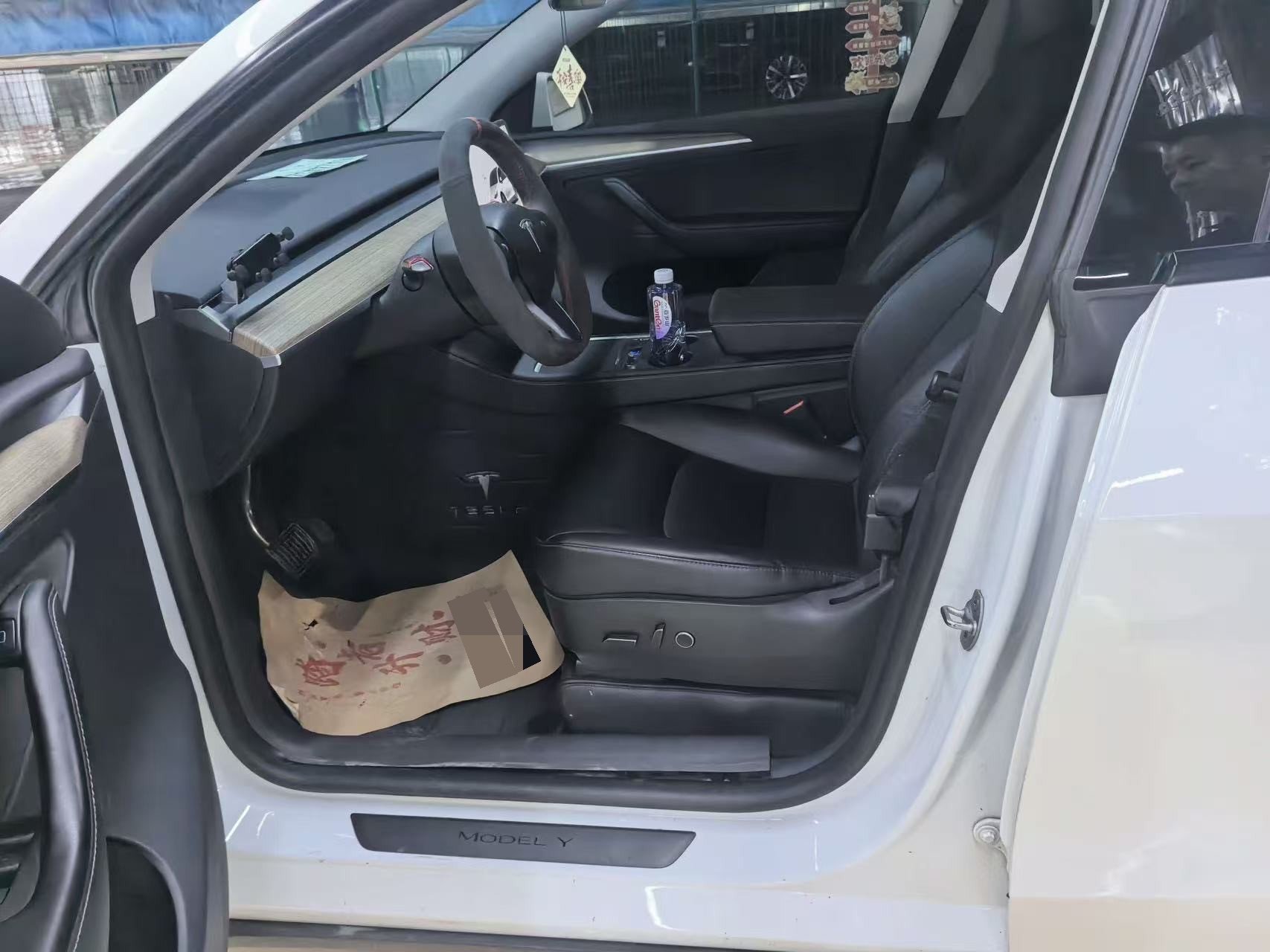 Tesla Model Y 2023 immagine di auto #4