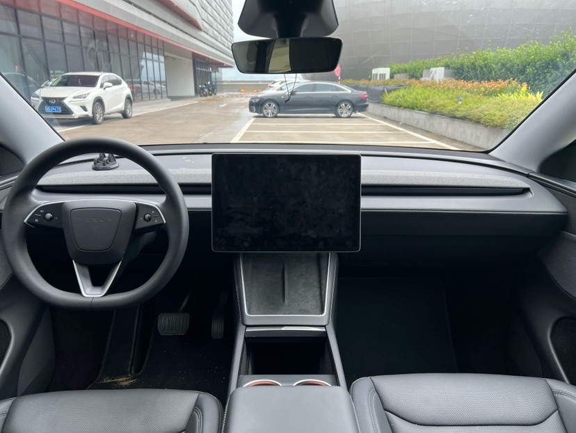 Tesla Model Y 2025 car image #9