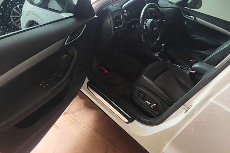 Audi Q3 2017 car image #12