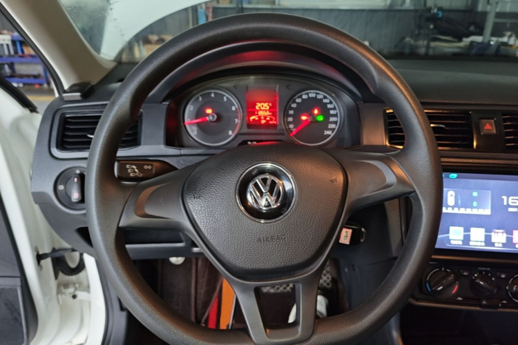 Volkswagen Santana 2017 car image #11