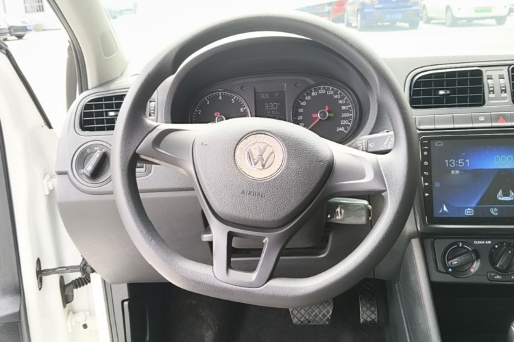 Volkswagen Polo 2018 car image #11