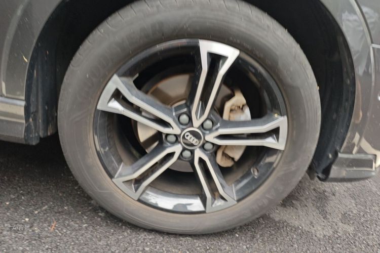 Audi Q3 2021 car image #9