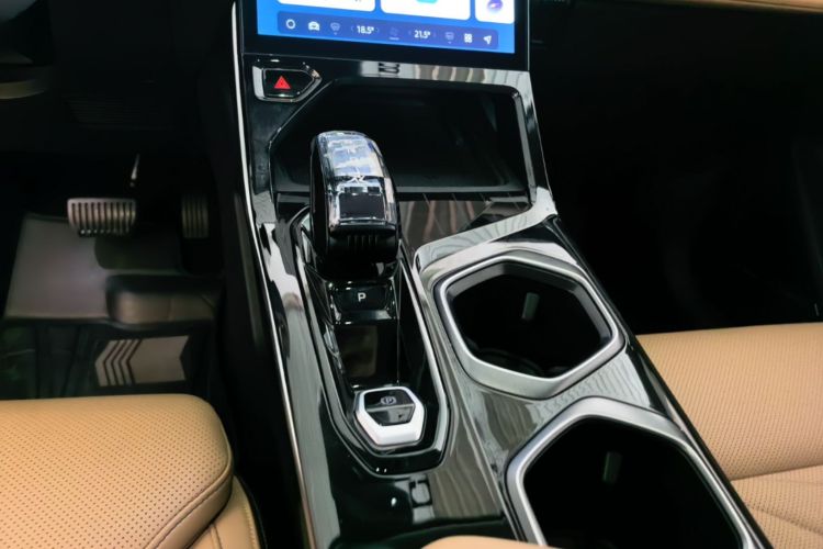 GEELY Boyue L 2022 car image #14