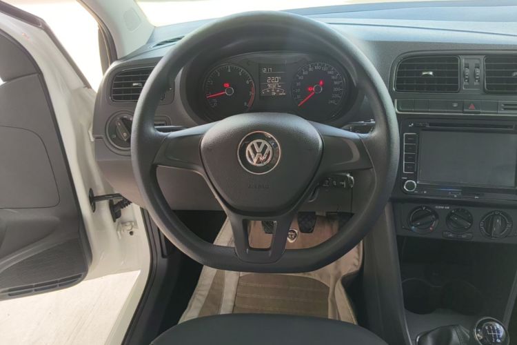 Volkswagen Polo 2017 car image #11