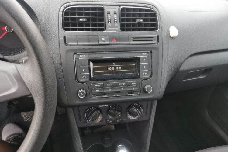 Volkswagen Polo 2016 car image #13