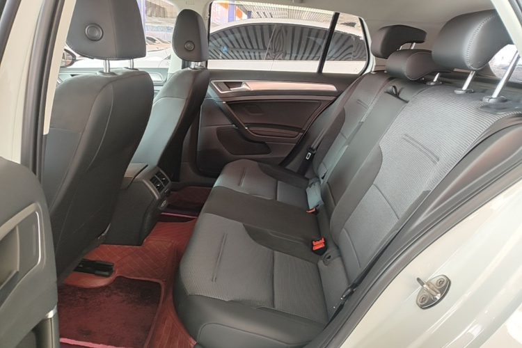 Volkswagen Golf 2020 car image #17