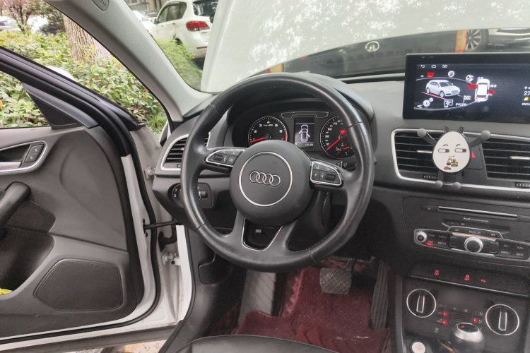 Audi Q3 2019 car image #11