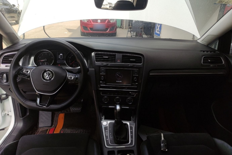 Volkswagen Golf 2018 car image #10