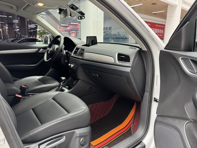 Audi Q3 2016 car image #19