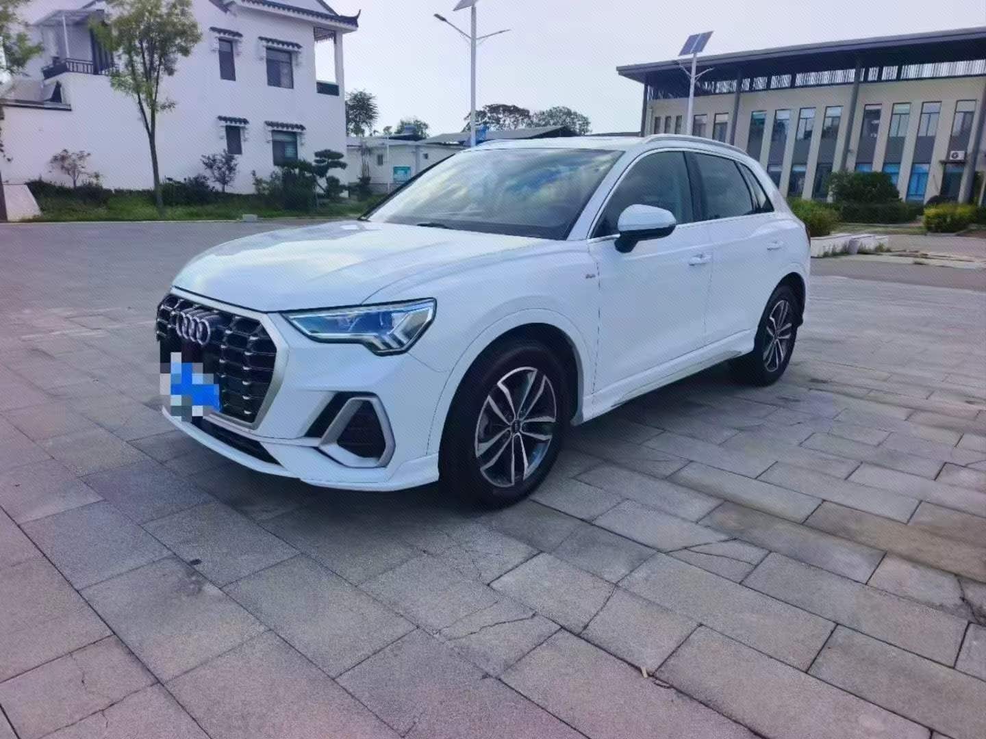 Audi Q3 2023 car image 