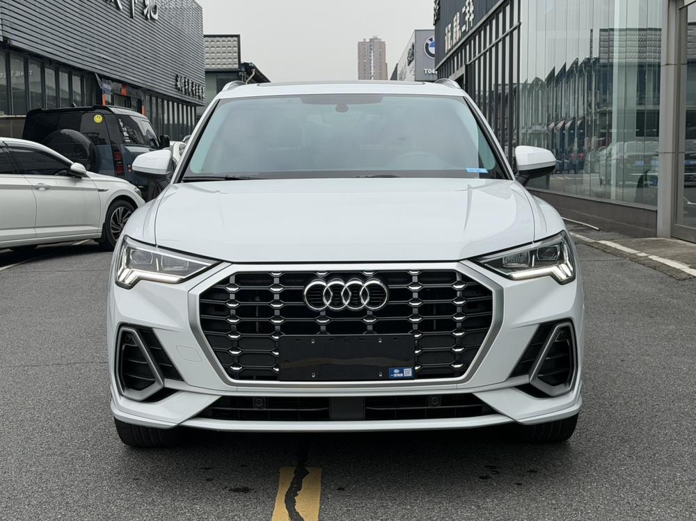 Audi Q3 2022 car image #2