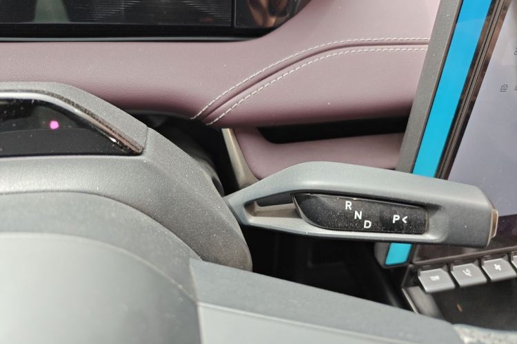 MI SU7 2024 immagine di auto #18