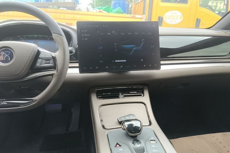 BYD Han 2024 car image #17