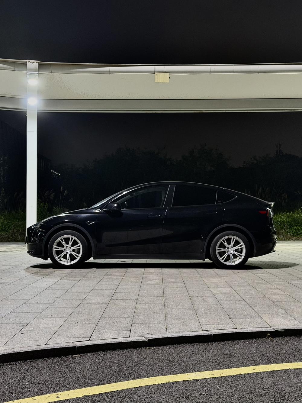 Tesla Model Y 2023 #2 Tesla Model Y 2023 car image #2