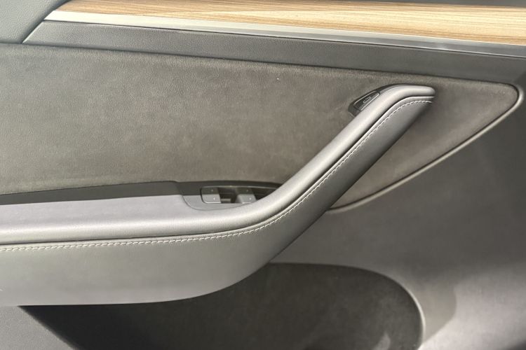 Tesla Model Y 2023 car image #24