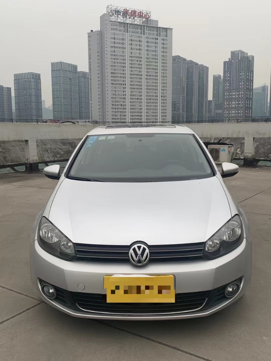 Volkswagen Golf 2010 car image #2