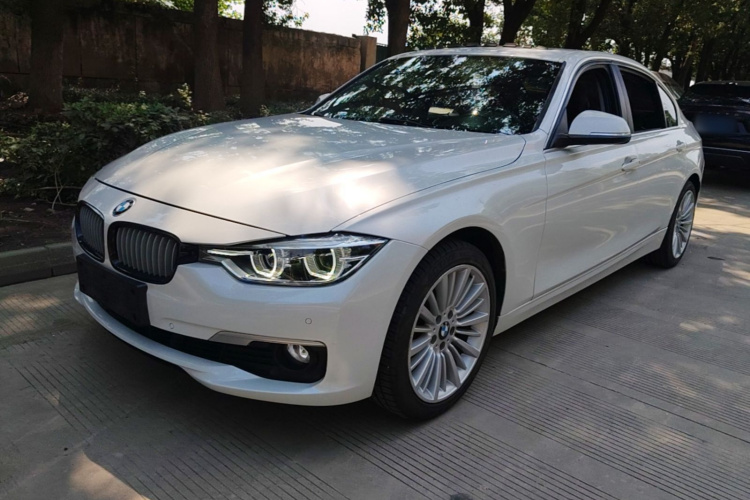 BMW 3 Series 2018 immagine di auto #2