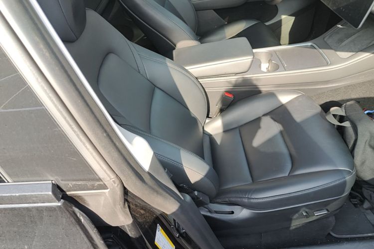 Tesla Model Y 2023 car image #24