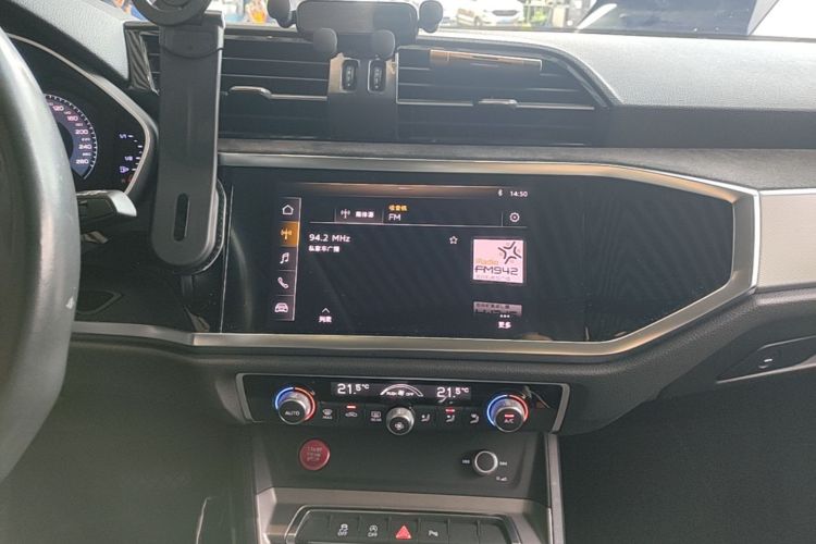 Audi Q3 2020 car image #13