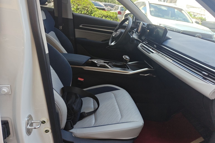 GEELY Emgrand 2023 imagen de coche #25