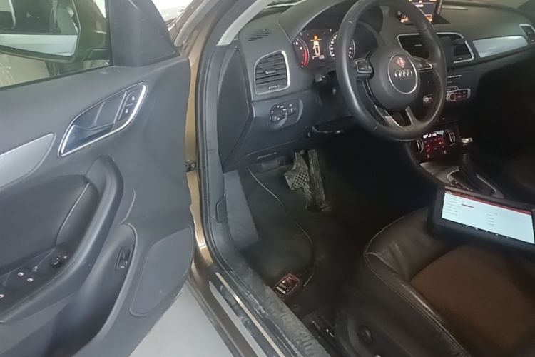 Audi Q3 2016 car image #16