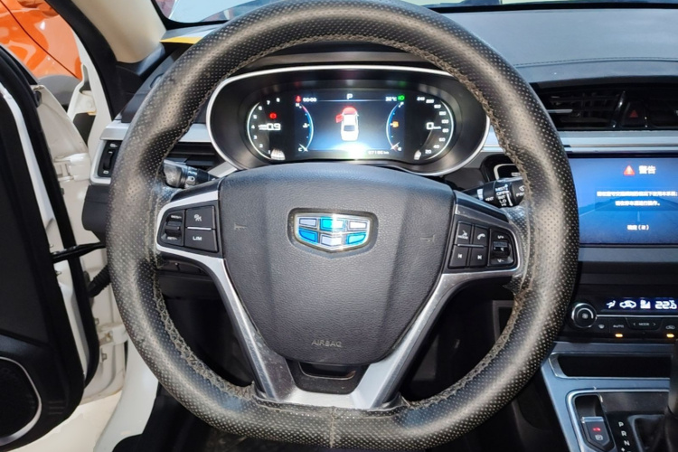 GEELY Emgrand 2018 car image #11