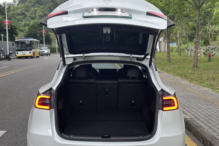 Tesla Model Y 2023 car image #26