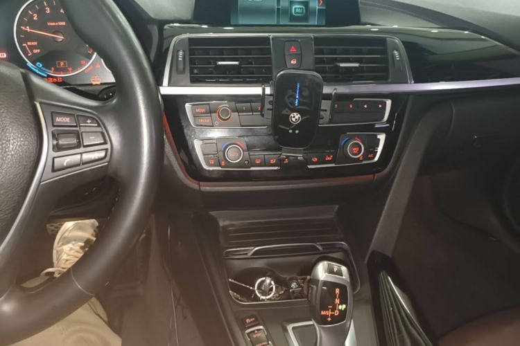 BMW 3 Series 2018 صورة سيارة #17