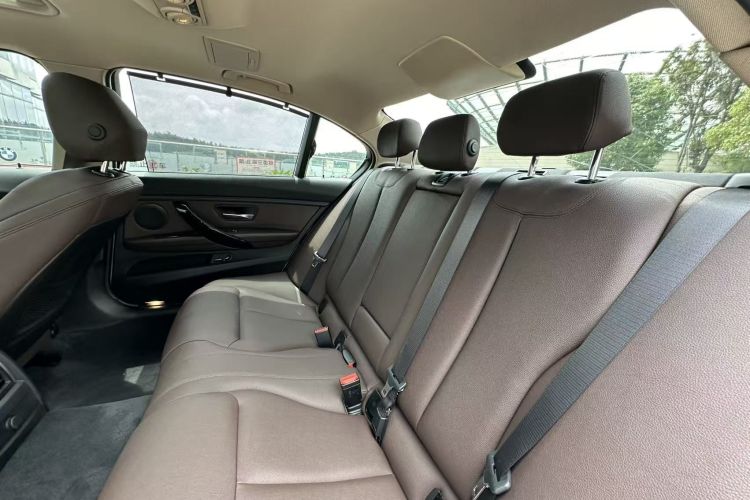 BMW 3 Series 2018 car image #26