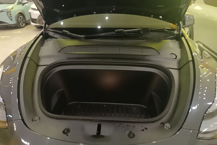 Tesla Model Y 2025 imagem de carro #20