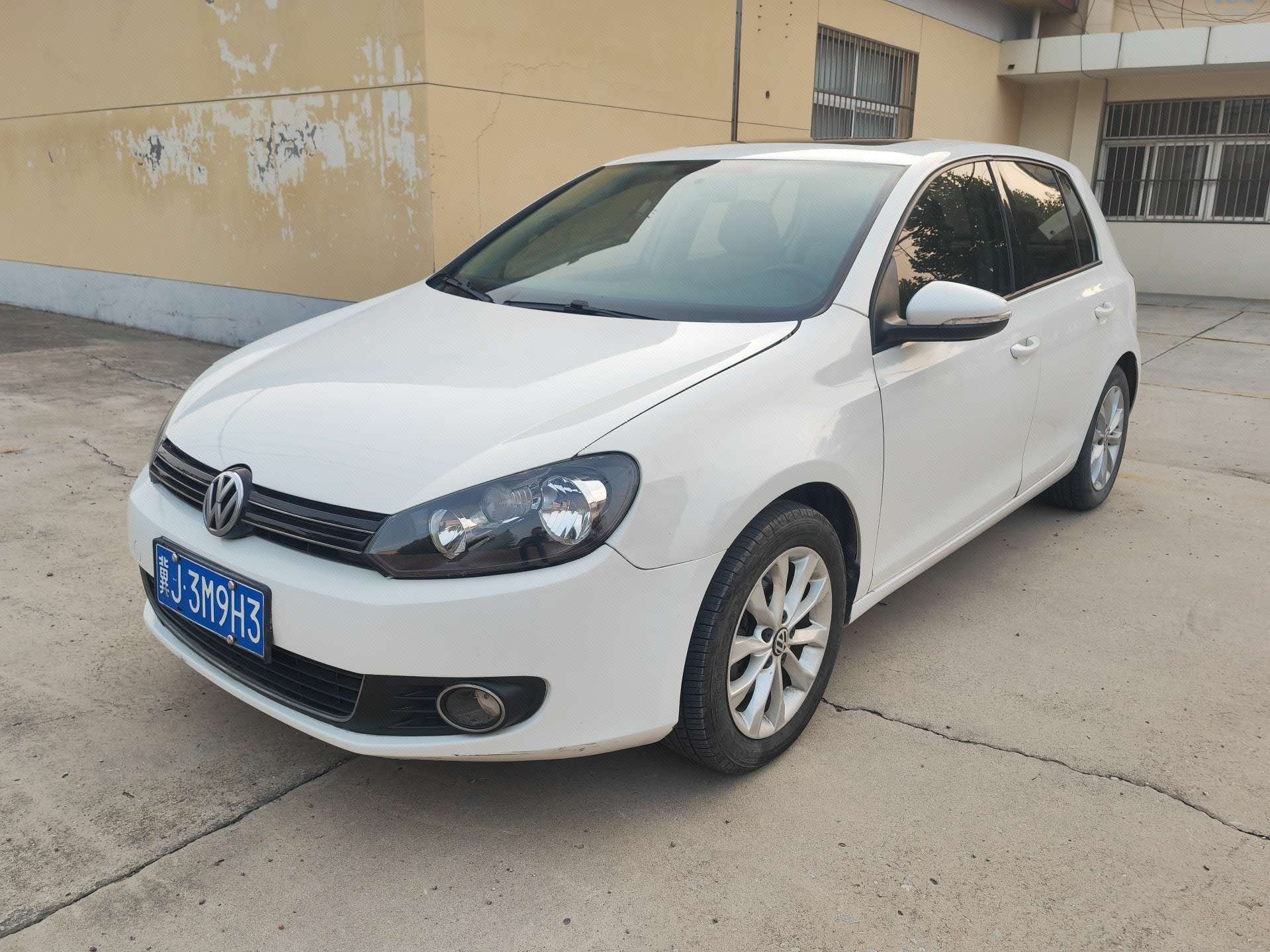 Volkswagen Golf 2012 car image 
