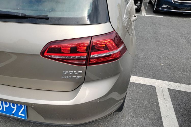 Volkswagen Golf 2017 car image #8