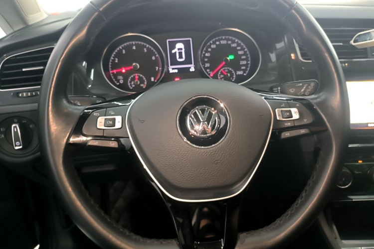 Volkswagen Golf 2020 car image #15