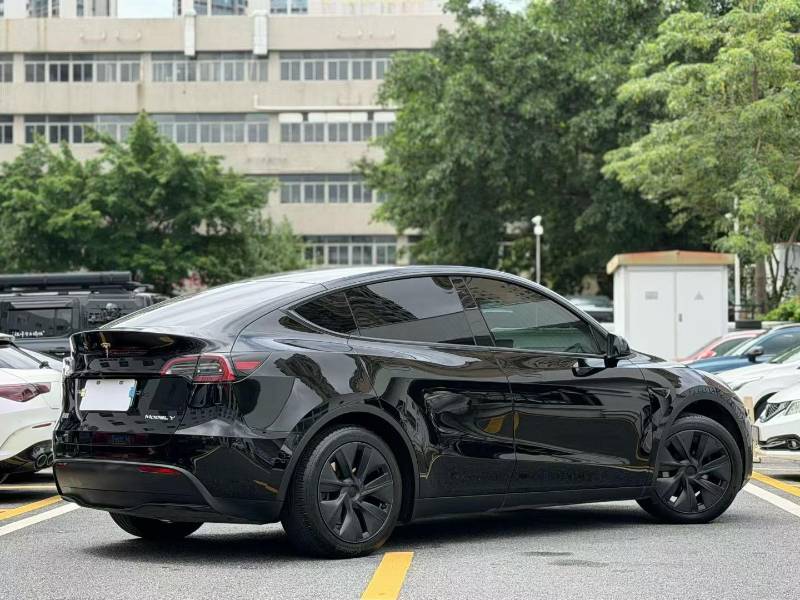 Tesla Model Y 2023 car image #3