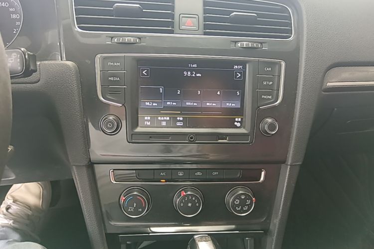 Volkswagen Golf 2017 car image #13