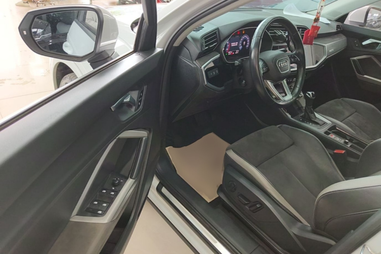 Audi Q3 2021 immagine di auto #16