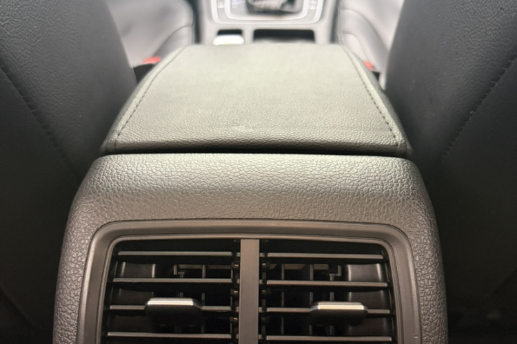 Volkswagen Golf 2017 car image #17