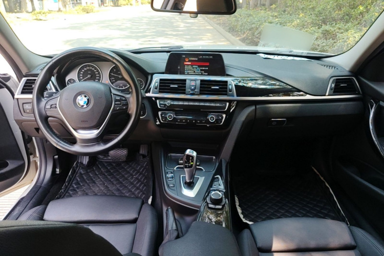 BMW 3 Series 2018 immagine di auto #10