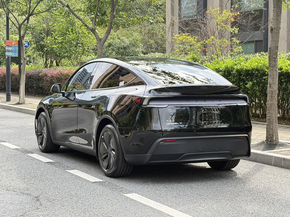 Tesla Model Y 2026 #4 Tesla Model Y 2026 car image #4