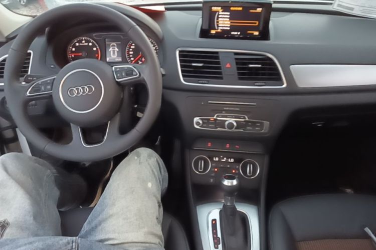 Audi Q3 2019 car image #11