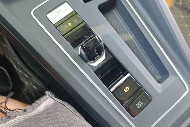 Volkswagen Golf 2021 car image #16