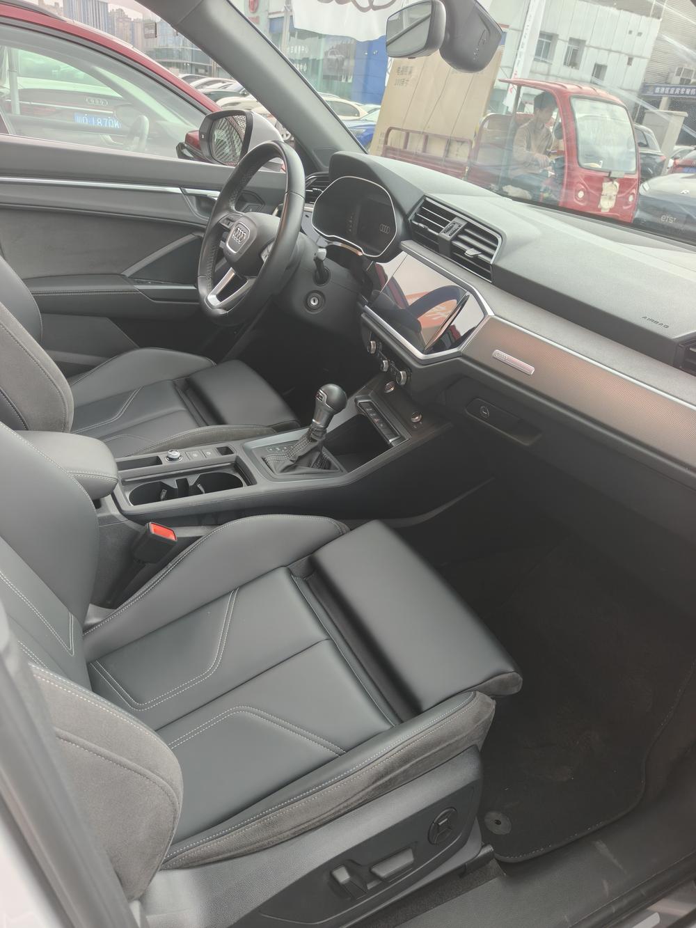 Audi Q3 2023 car image #9