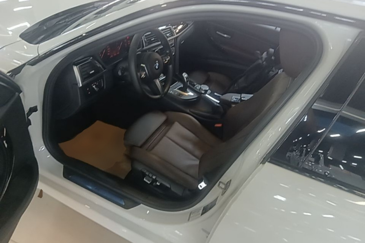 BMW 3 Series 2018 car image #16